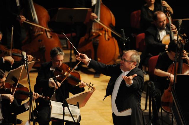 Tamás Csurgó alla guida dell’Orchestra Sinfonica Ungherese MÁV